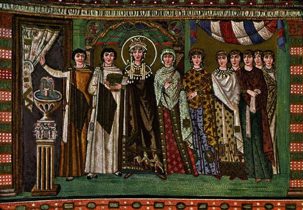 La emperatriz Teodora I con su corte de damas. Mosaico del siglo VI, Iglesia de San Vital de Rávena, Italia.