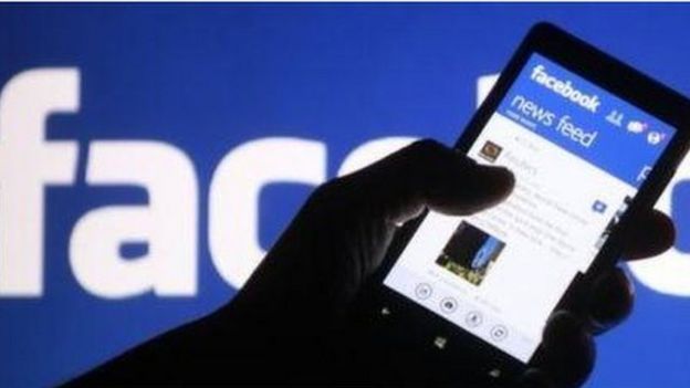 Hình ảnh trang Facebook trên điện thoại di động
