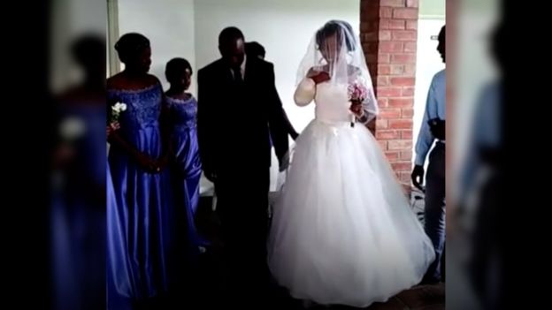 La novia entrando a la capilla en la que se casÃ³ con su padre del brazo.