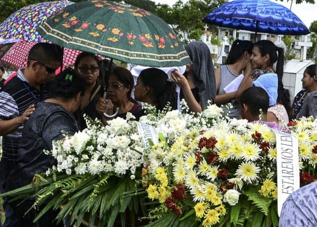 Familiares de los muertos en la rebelión de la cárcel Anisío Jobim de Manaos, Brasil, durante el entierro.
