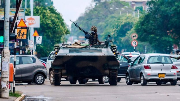 الجيش يسيطر على السلطة في زيمبابوي _98760105_mediaitem98760104