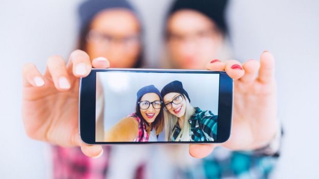 Selfie de dos amigas