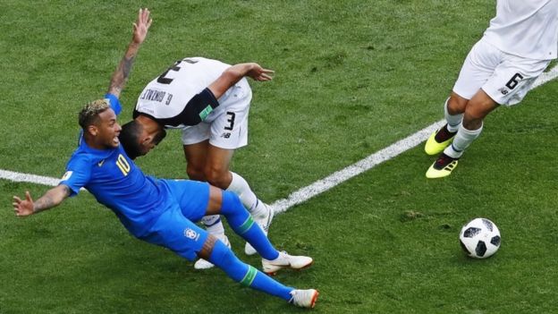 Neymar cae en el césped