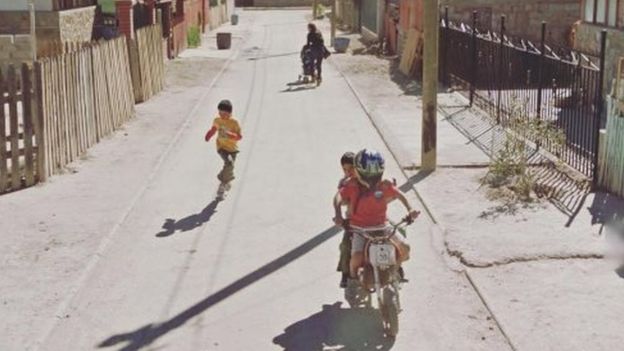 Играющие дети неподалеку от пустыни Атакама в Чили