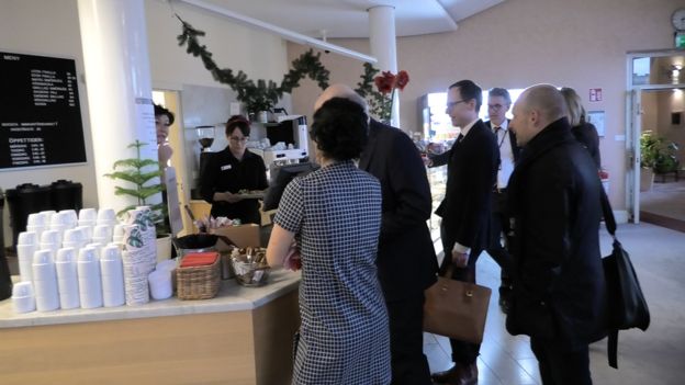 Parlamentares em cantina do Parlamento sueco