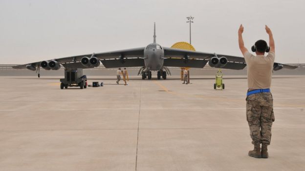 Un bombardero B-52 en la base aérea de Al Udeid.