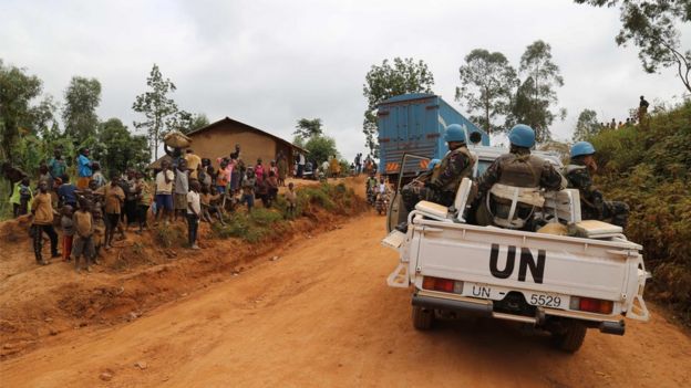 Soldados marroquíes de la misión de la ONU en la RDC viajan en un vehículo mientras patrullan en el territorio devastado por la violencia de Djugu en el este de la RDC