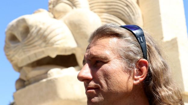 عالم الآثار البولندي بارتوسوتش ماركوفسكي عمل لمدة شهرين على ترميم تمثال أسد اللات