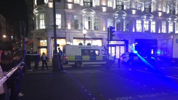 شجار بين شخصين تسبب في حالة الهلع بمحطة أوكسفورد سيركس وسط لندن _98900305_circus