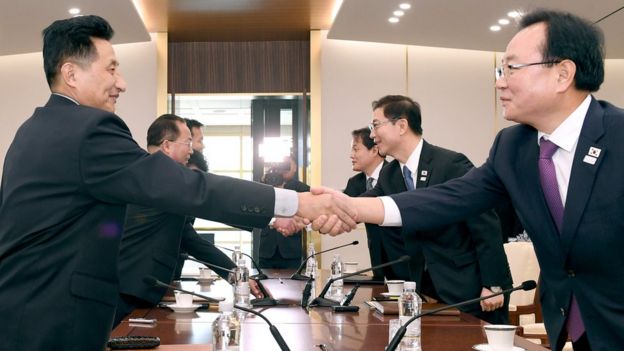 Koreli yetkililer el sıkışırken