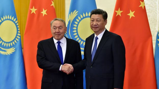 Nursultan Nazarbayev de Kazajstán (izq.) y Xi Jinping de China.