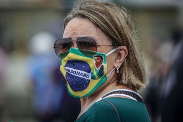 Una mujer con cubrebocas en Brasil