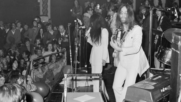 Джон Леннон на сцене с Йоко Оно