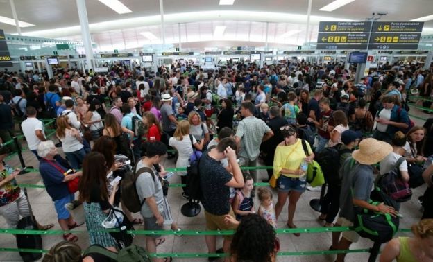 Многочасовые задержки в аэропортах Евросоюза: что происходит?