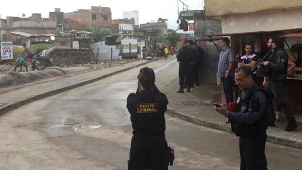 Peritos fotografam área de crime no Rio