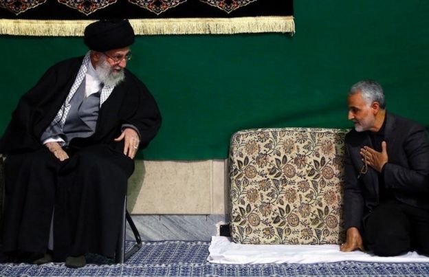Ali Khamenei (à esquerda) e Qasem Soleimani (à direita)
