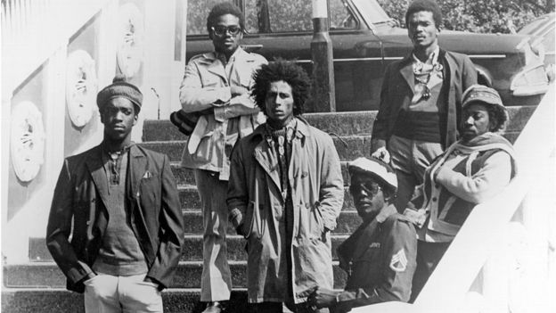 Fotografía en blanco y negro de Bob Marley y su banda cuando jóvenes.