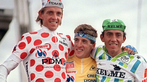 Pedro Delgado, rodeado de Steven Rooks y Fabio Parra en el podio final del Tour de Francia de 1988.