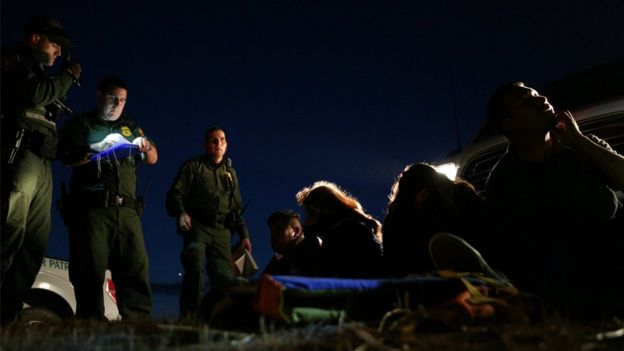 Agentes fronterizos detienen a migrantes que intentaban cruzar hacia EE.UU. sin los documentos requeridos.