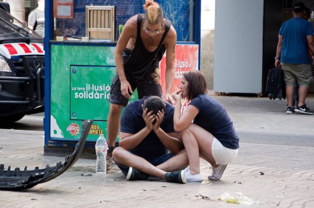 Al menos 13 muertos y 100 heridos en un "ataque terrorista" con una furgoneta en Las Ramblas de Barcelona _97425605_611b9dc4-d3c2-4c80-b223-183b984008e4