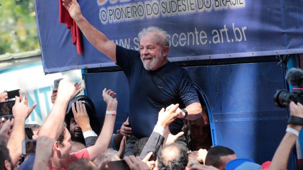 Lula frente a una manifestación de sindicalistas adeptos antes de su entrega a las autoridades para cumplir con su condena