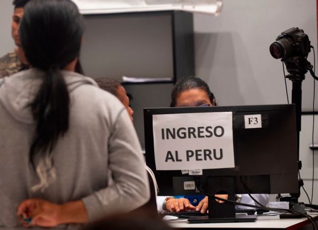Inmigrante venezolana entrando a Perú