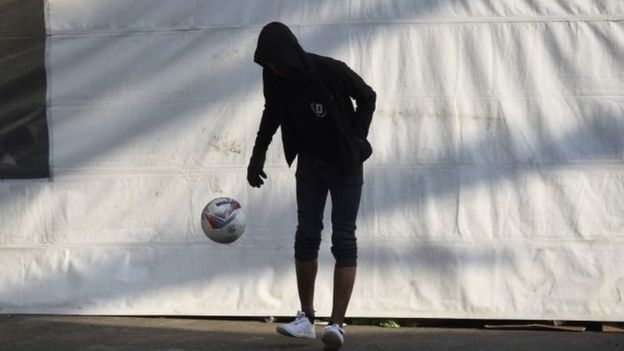 Joven jugando con un balón.