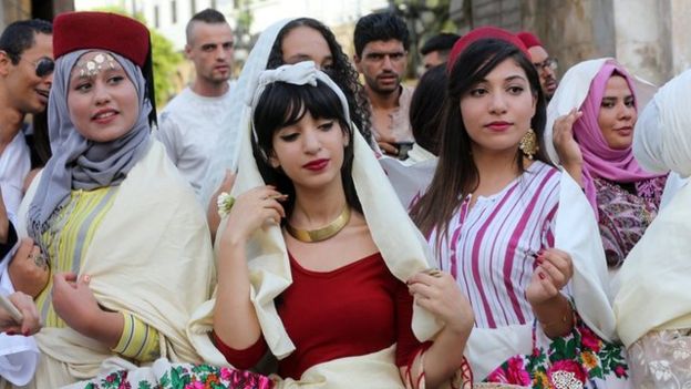 صورة لمجموعة من النساء التونسيات بالزي التقليدي