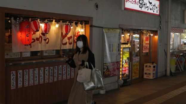 Chica con mascarilla en Tokio.