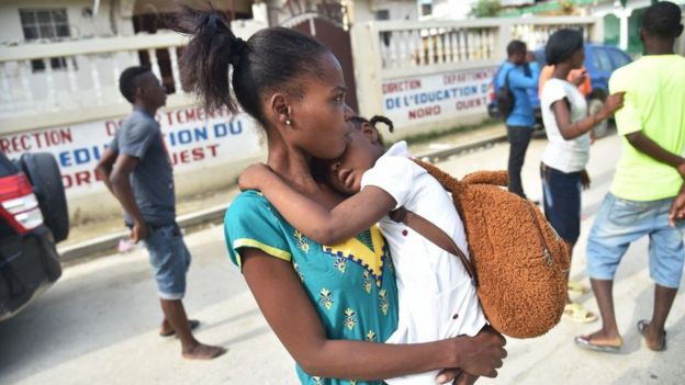 mujer con su hijo en Haití