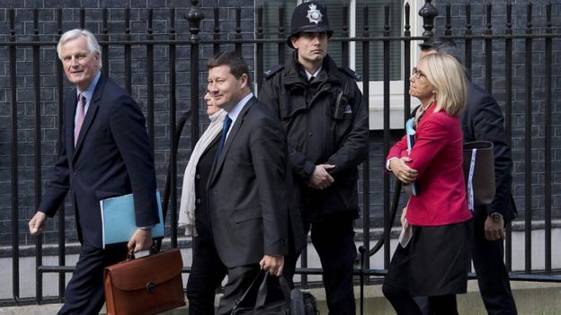 EU's Brexit chief negotiator Michel Barnier (L) with aides in London, 26 Apr 17