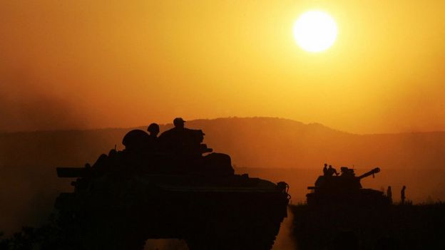 военная техника на закате
