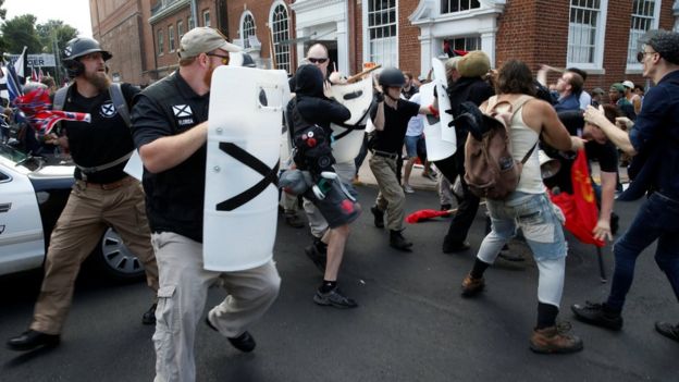 Manifestantes extremistas nacionalistas blancos se enfrentan con grupos opositores.