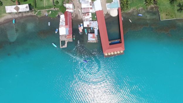 Toma aérea del Lago de Coatepeque, El Salvador.