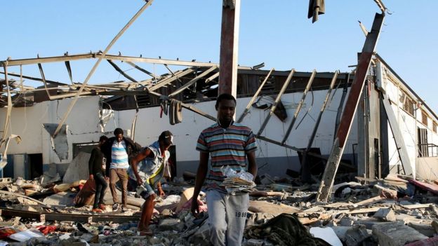 Libya'daki saldırıda hasar gören göçmen merkezi