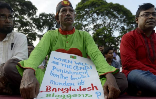 Ativistas seculares de Bangladesh protestam contra o assassinato do blogueiro ateu Niloy Chakrabarti, em 2015