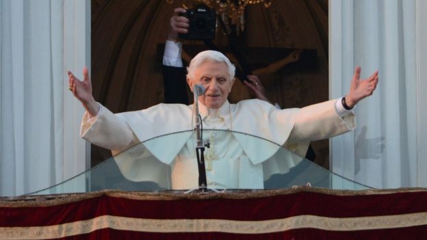 El papa Benedicto despidiéndose de su retirada de la vida pública en febrero de 2013.