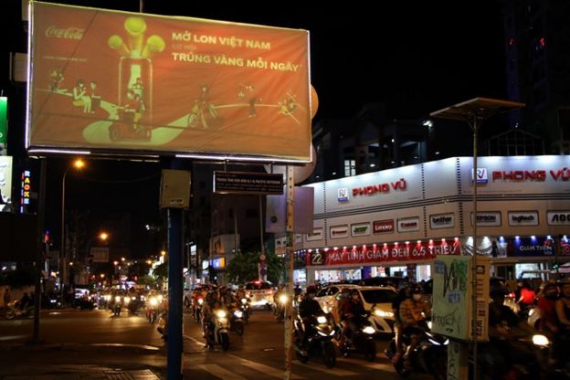 Ảnh một biển quảng cáo với chiến dịch 'Mở lon Việt Nam' của hãng Coca Cola