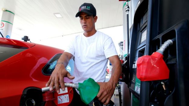 Hombre en una gasolinera.