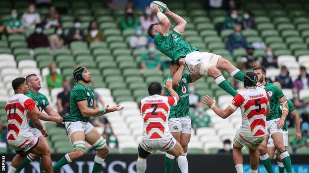 Peter O'Mahony wins a lineout against Japan