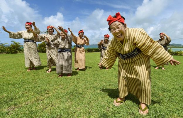 Mujeres ancianas bailan en la isla de Kohama, en Okinawa, Japón, el 22 de junio de 2015.