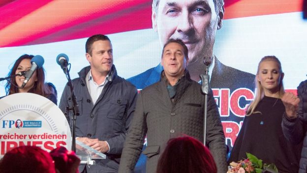 Strache (segundo a la der.) con el líder de su grupo parlamentario Johann Gudenus (segundo a la izq.)