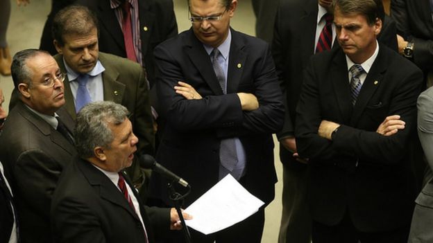 Fraga (no microfone) e Bolsonaro com outros deputados na Câmara, em 2017