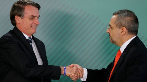 Jair Bolsonaro e Abraham Weintraub se cumprimentam