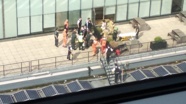 Спасатели и полицейские на балконе