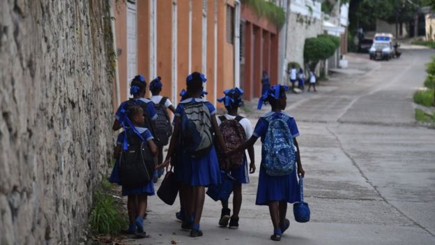 niños haitianos en la escuela.