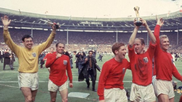 Gordon Banks Dünya kupasını kutlarken.