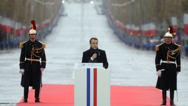Macron konuşma yaparken.