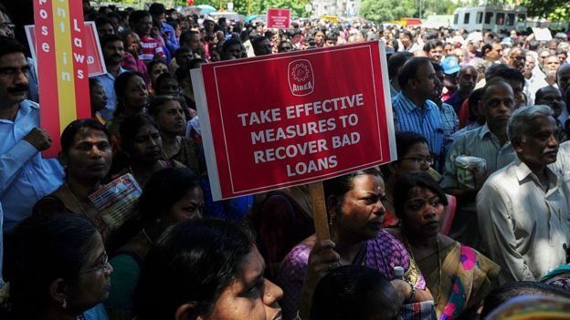 बैंकों के ख़िलाफ़ प्रदर्शन