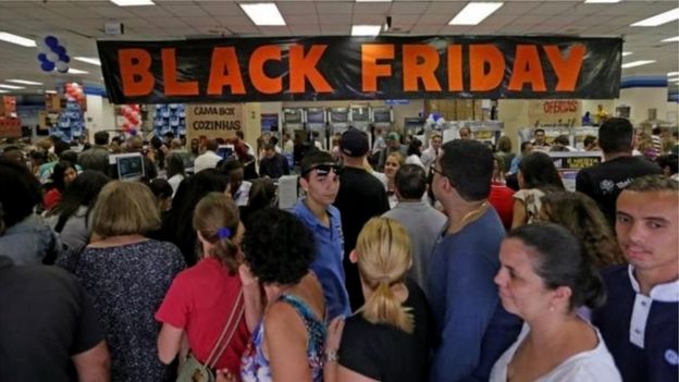Pessoas fazendo compras na Black Friday